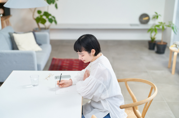 予算オーバーしていなくて安心している女性