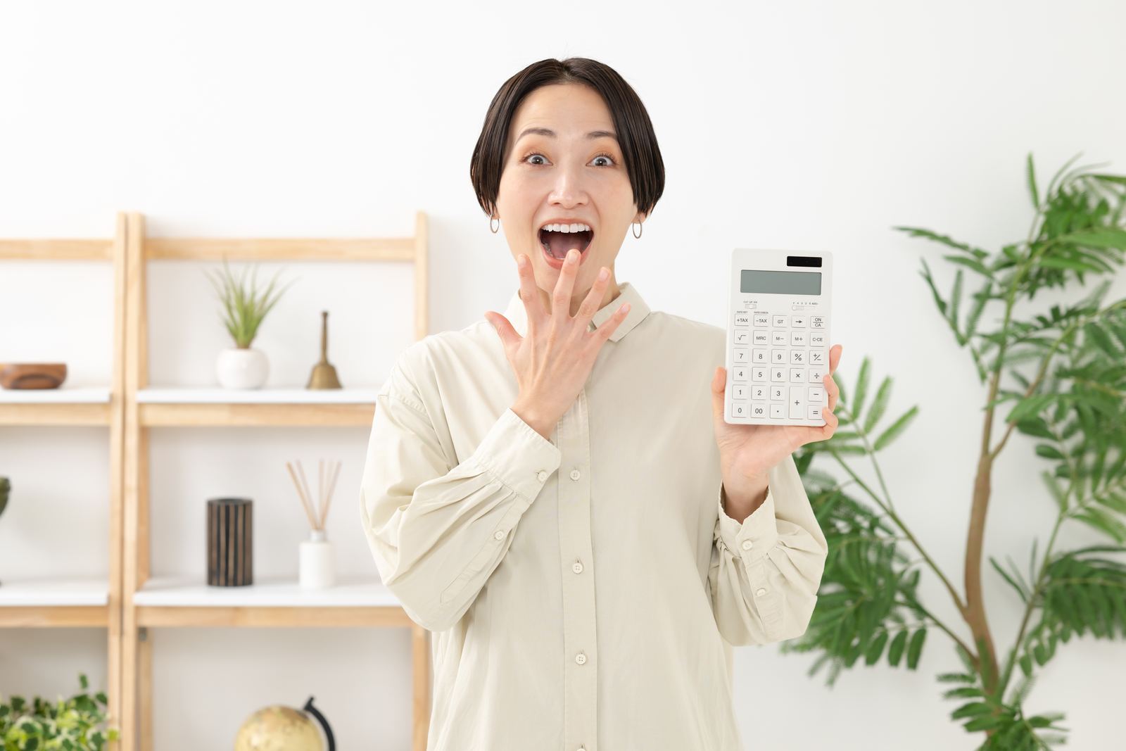 電卓を持ってリノベ費用に驚く人